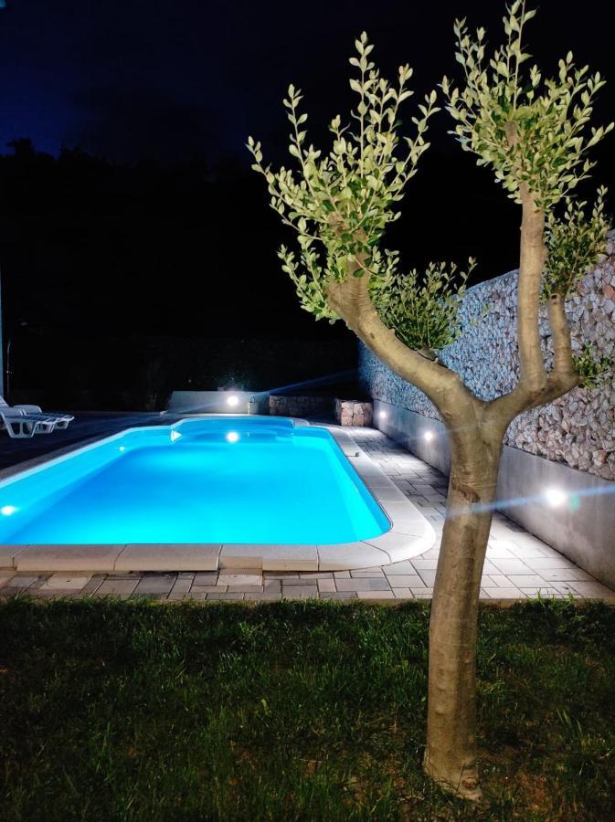 Village Holiday Apartman With Heated Pool Maslina Kostanje المظهر الخارجي الصورة