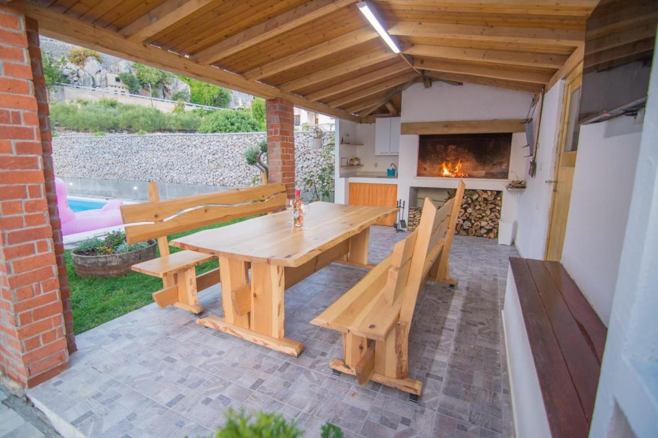 Village Holiday Apartman With Heated Pool Maslina Kostanje المظهر الخارجي الصورة