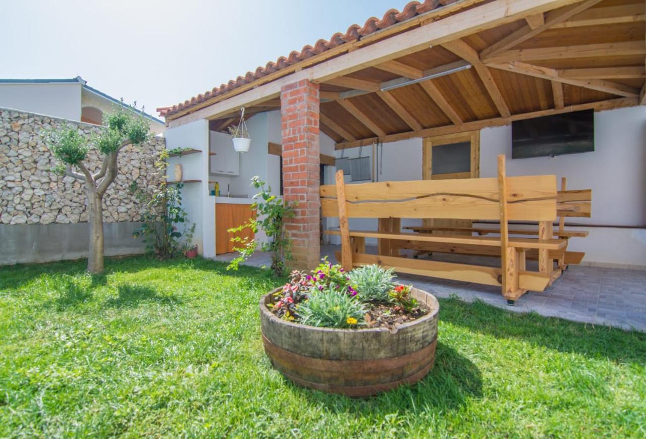 Village Holiday Apartman With Heated Pool Maslina Kostanje المظهر الخارجي الصورة