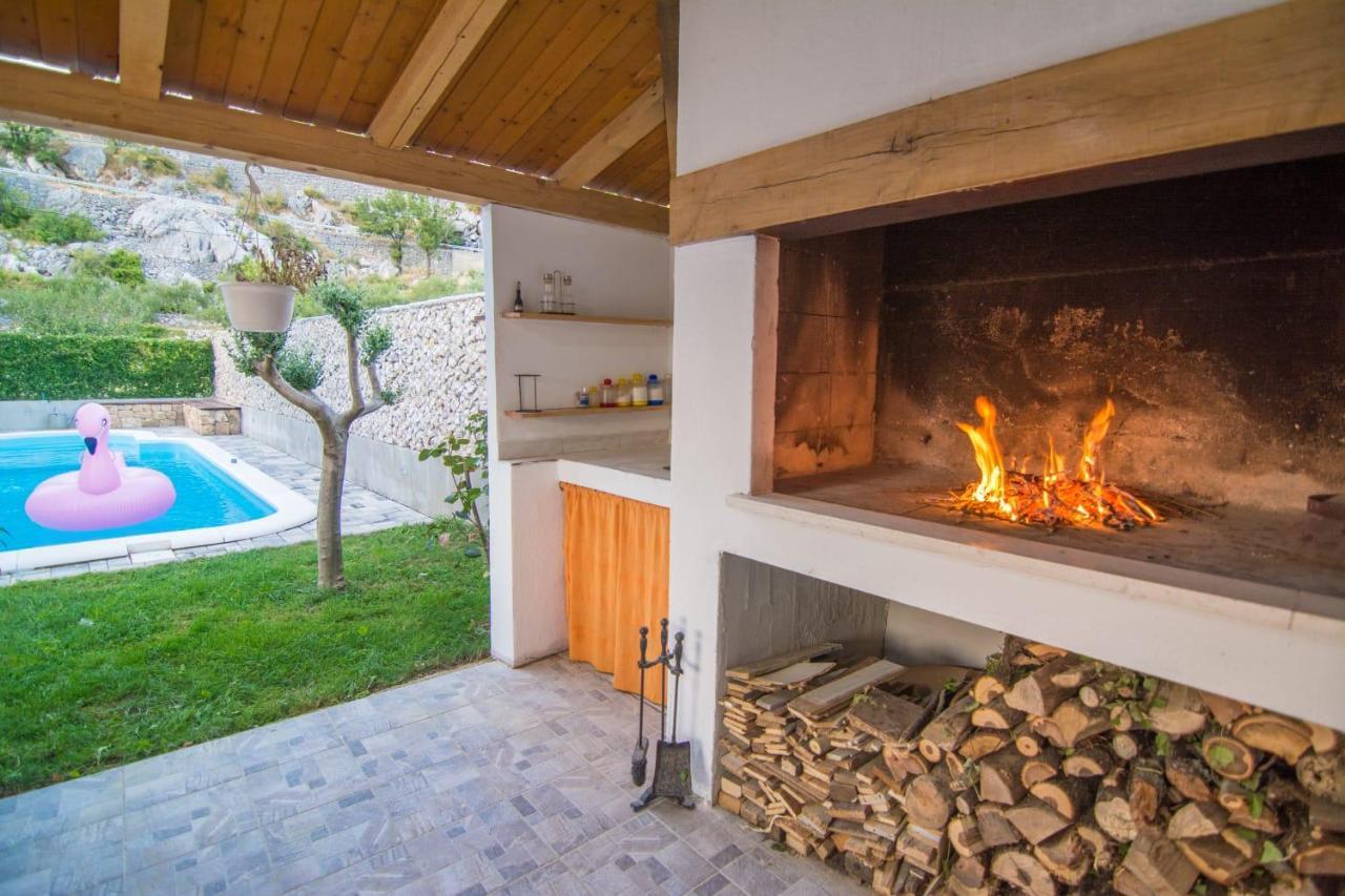Village Holiday Apartman With Heated Pool Maslina Kostanje المظهر الخارجي الصورة