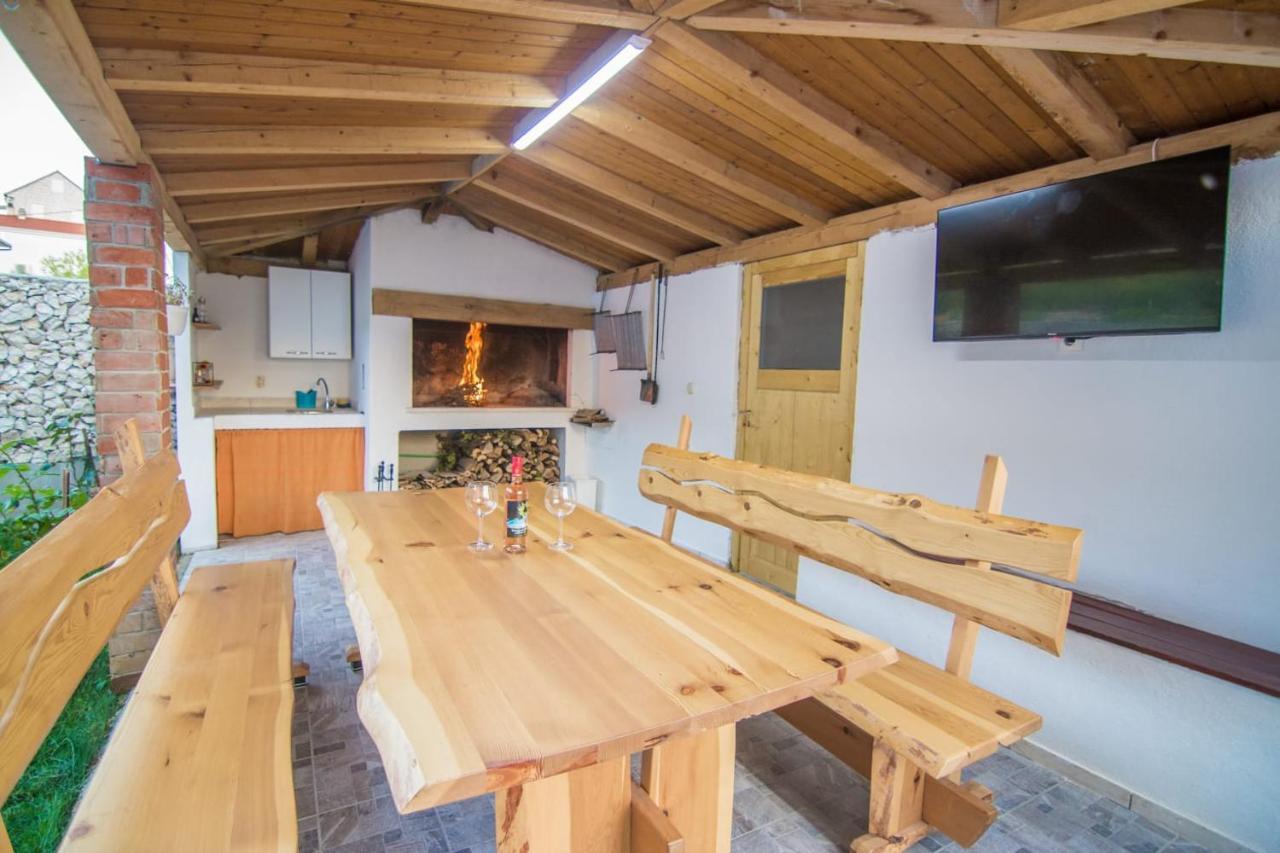 Village Holiday Apartman With Heated Pool Maslina Kostanje المظهر الخارجي الصورة