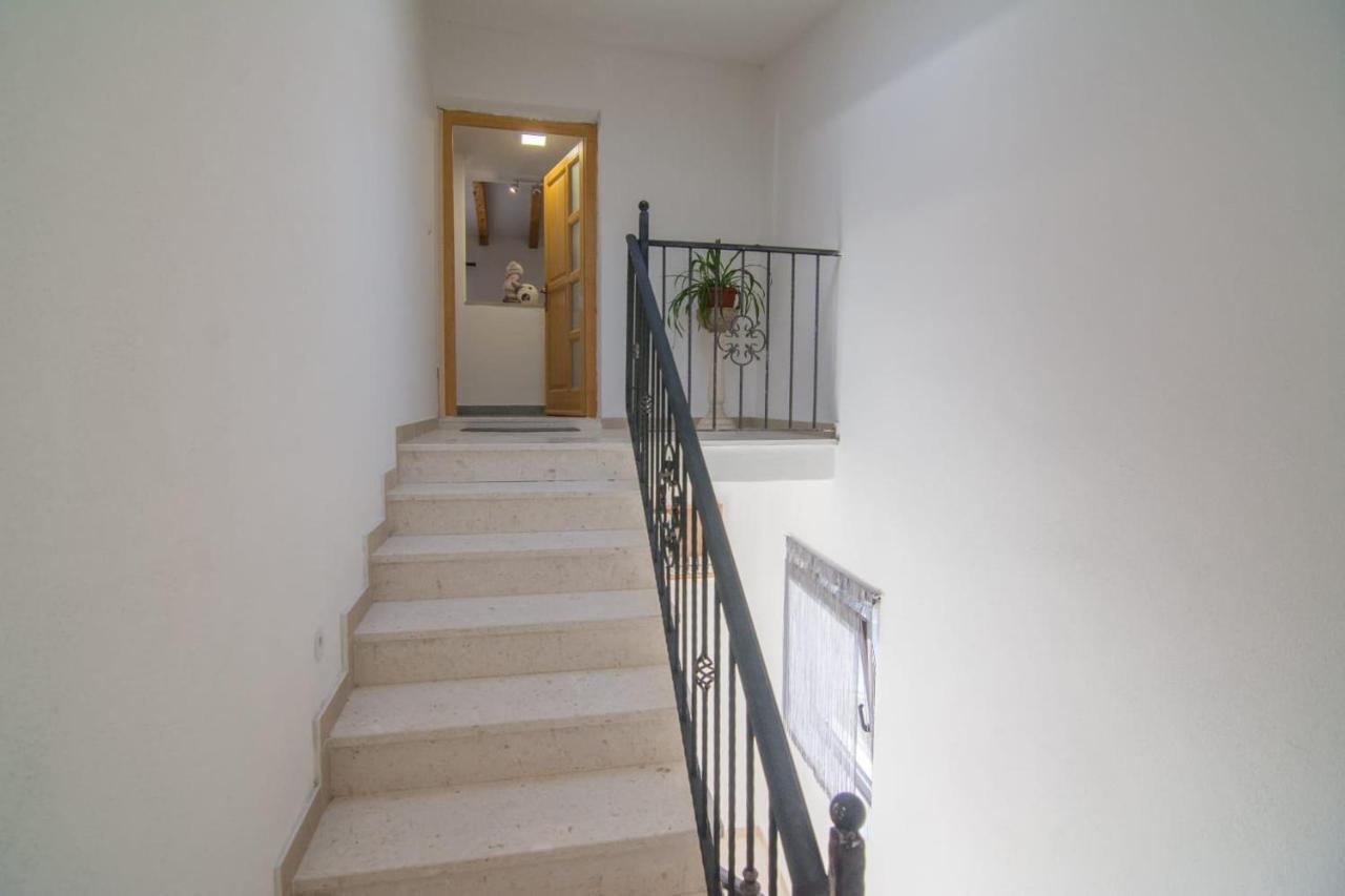 Village Holiday Apartman With Heated Pool Maslina Kostanje المظهر الخارجي الصورة