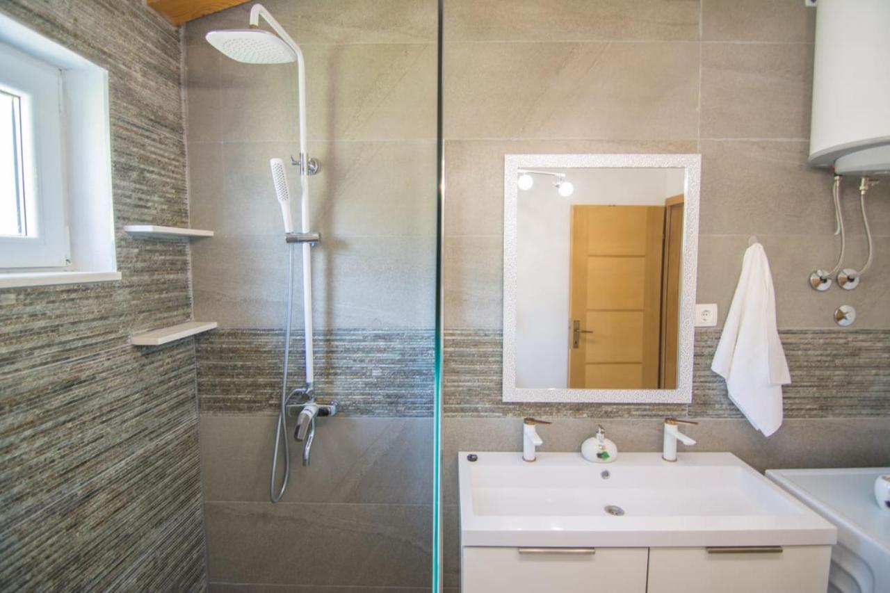 Village Holiday Apartman With Heated Pool Maslina Kostanje المظهر الخارجي الصورة