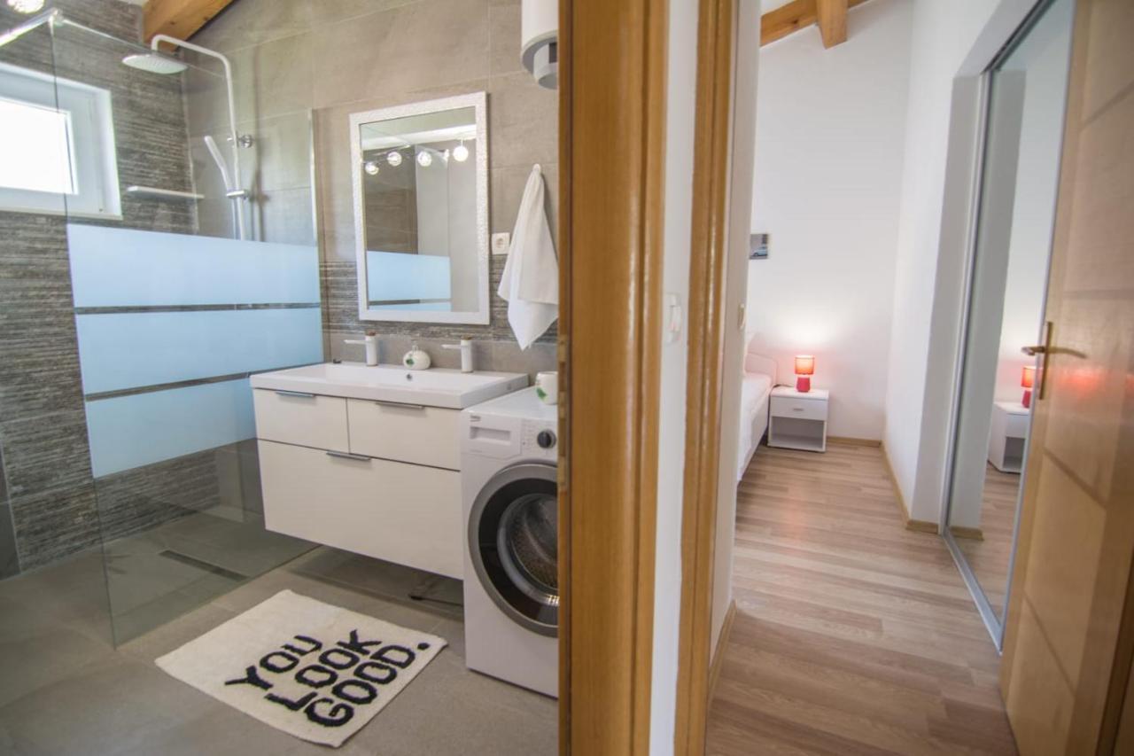 Village Holiday Apartman With Heated Pool Maslina Kostanje المظهر الخارجي الصورة