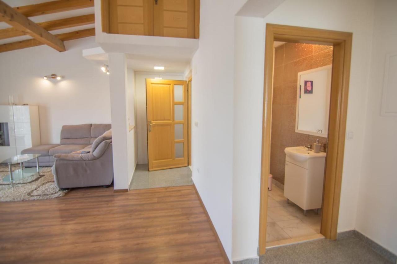 Village Holiday Apartman With Heated Pool Maslina Kostanje المظهر الخارجي الصورة