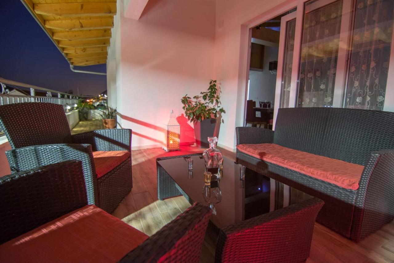 Village Holiday Apartman With Heated Pool Maslina Kostanje المظهر الخارجي الصورة