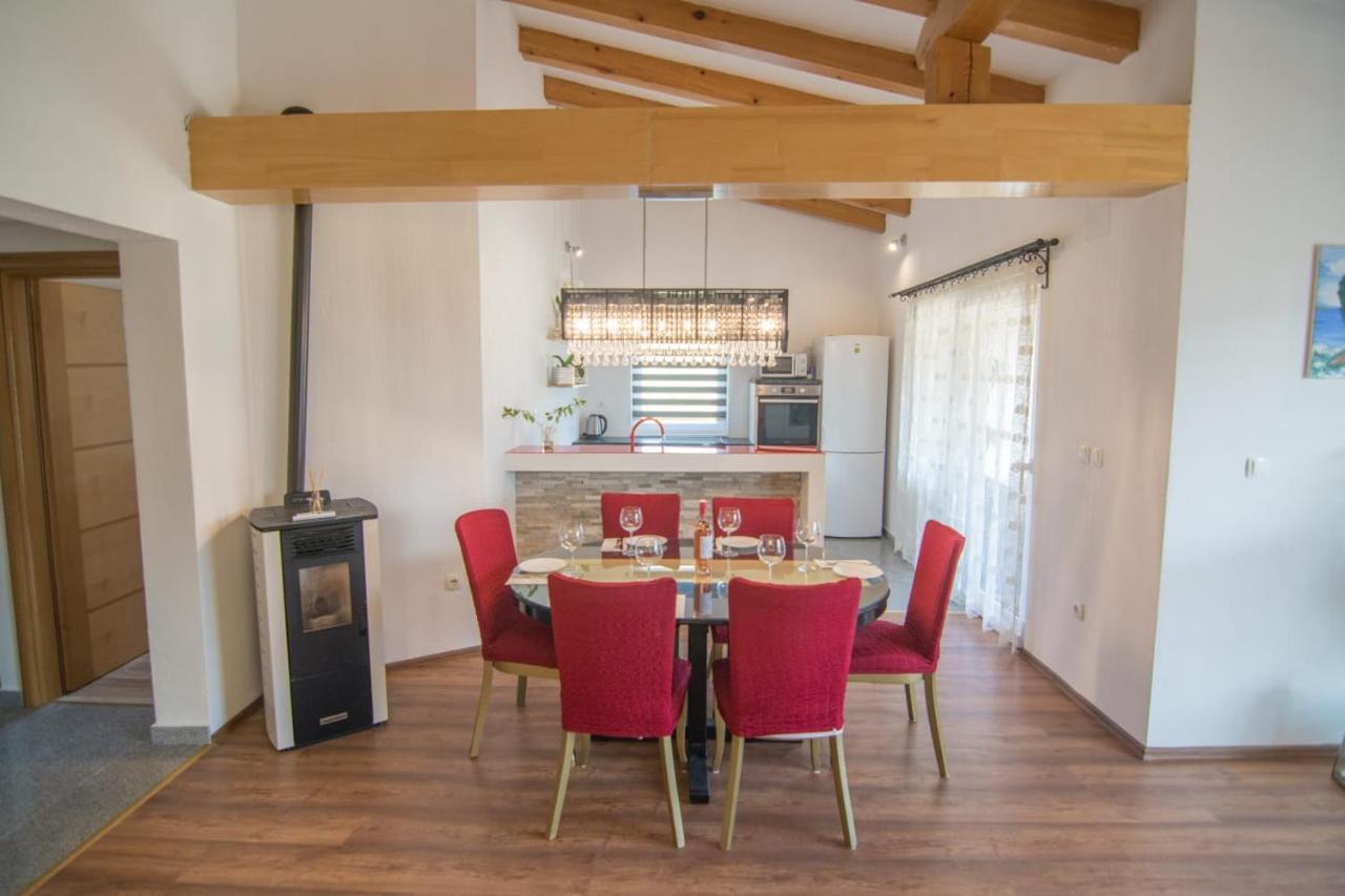 Village Holiday Apartman With Heated Pool Maslina Kostanje المظهر الخارجي الصورة