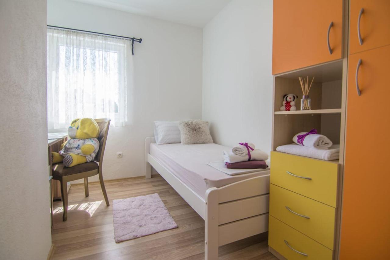 Village Holiday Apartman With Heated Pool Maslina Kostanje المظهر الخارجي الصورة