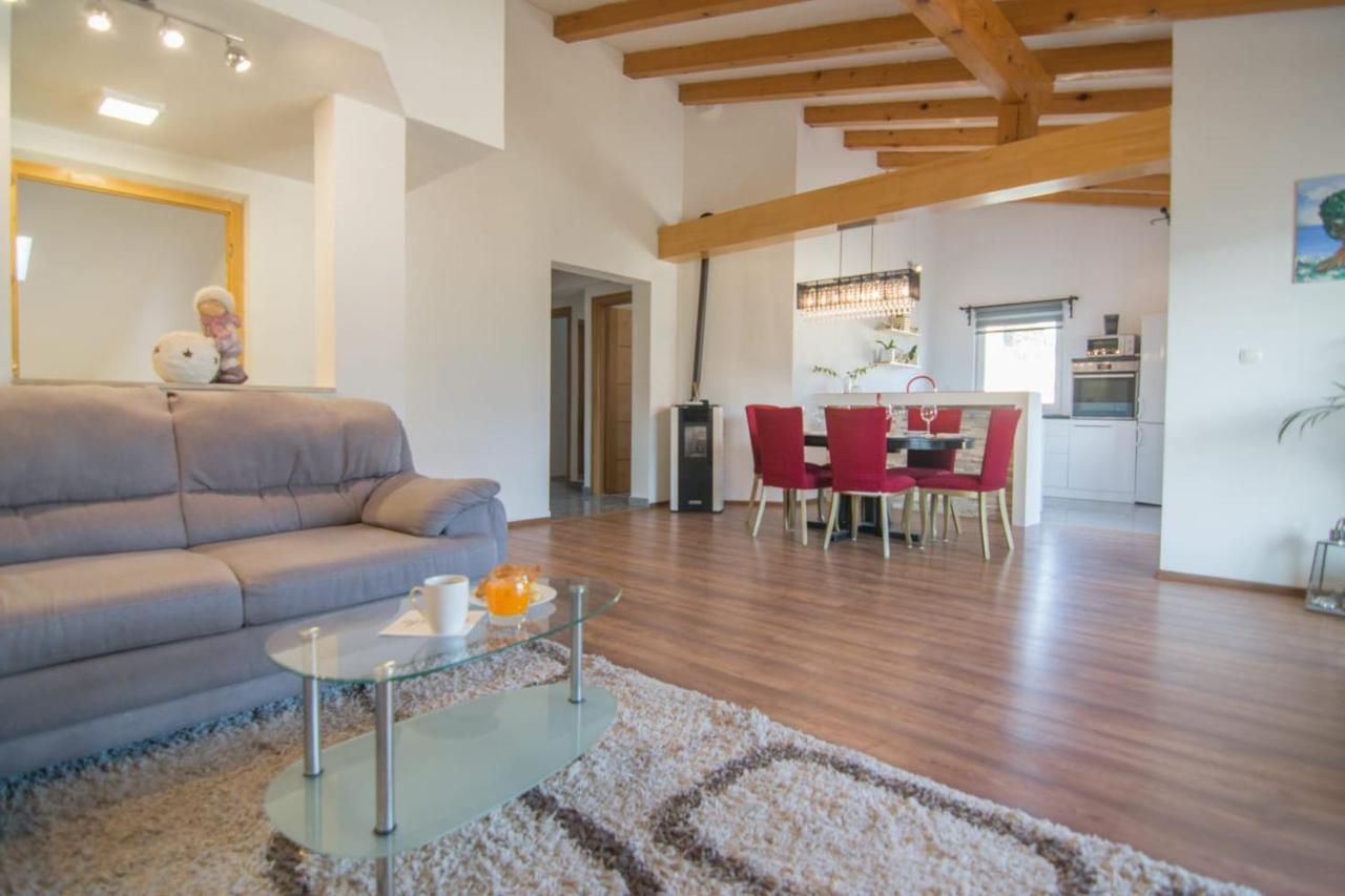 Village Holiday Apartman With Heated Pool Maslina Kostanje المظهر الخارجي الصورة