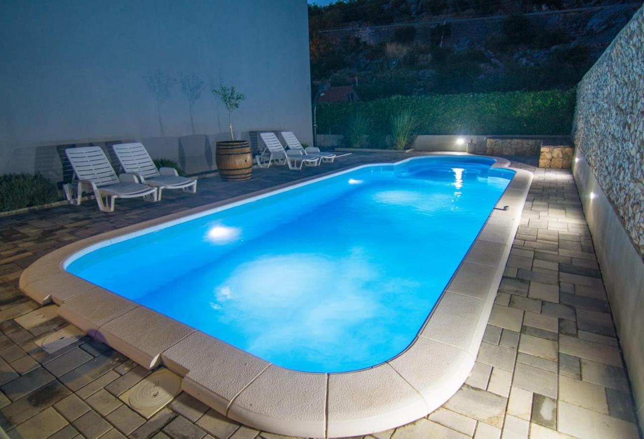 Village Holiday Apartman With Heated Pool Maslina Kostanje المظهر الخارجي الصورة