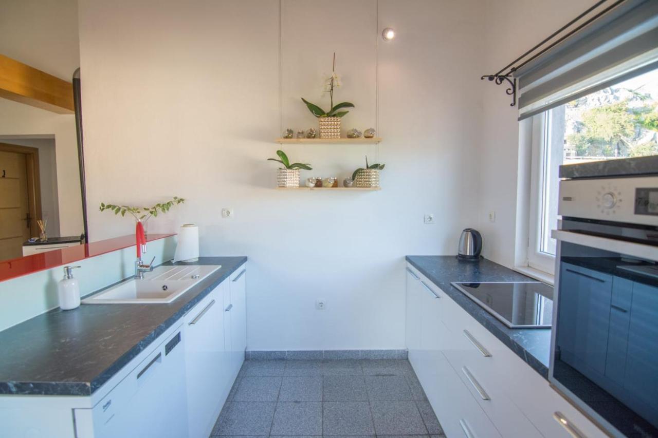 Village Holiday Apartman With Heated Pool Maslina Kostanje المظهر الخارجي الصورة