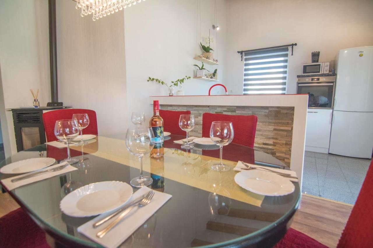 Village Holiday Apartman With Heated Pool Maslina Kostanje المظهر الخارجي الصورة