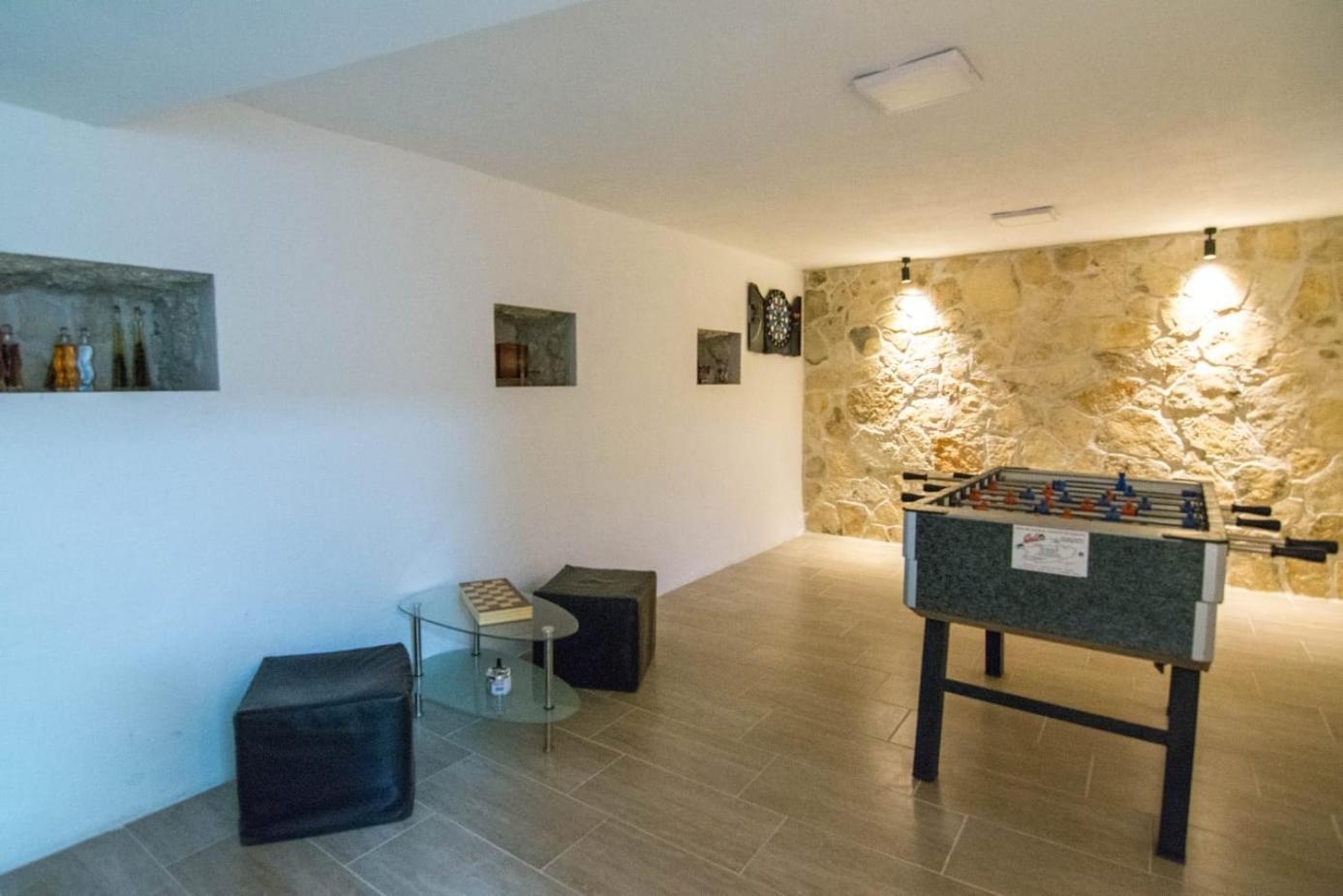 Village Holiday Apartman With Heated Pool Maslina Kostanje المظهر الخارجي الصورة